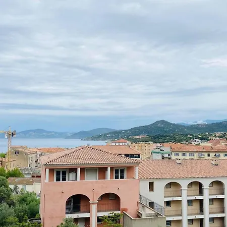 Les Oliviers Rousse アパート *